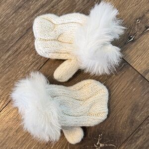 Janie and Jack Cream Knit Mittens with White Fur Trim